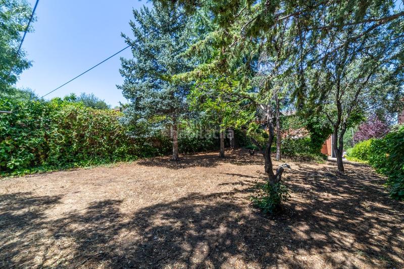 Foto 394283e9-b631-4f4d-b514-444d440dbe70. Chalet  pareado con una bonita parcela , 5 dormitorios , 3 baños, porche , terraza , jardín y garaje en Moralzarzal