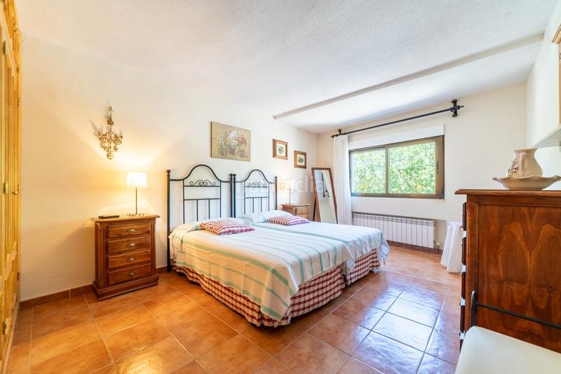 Foto 5ddf5a1f-5429-45b8-a620-ec8776c93e4e. Chalet  pareado con una bonita parcela , 5 dormitorios , 3 baños, porche , terraza , jardín y garaje en Moralzarzal