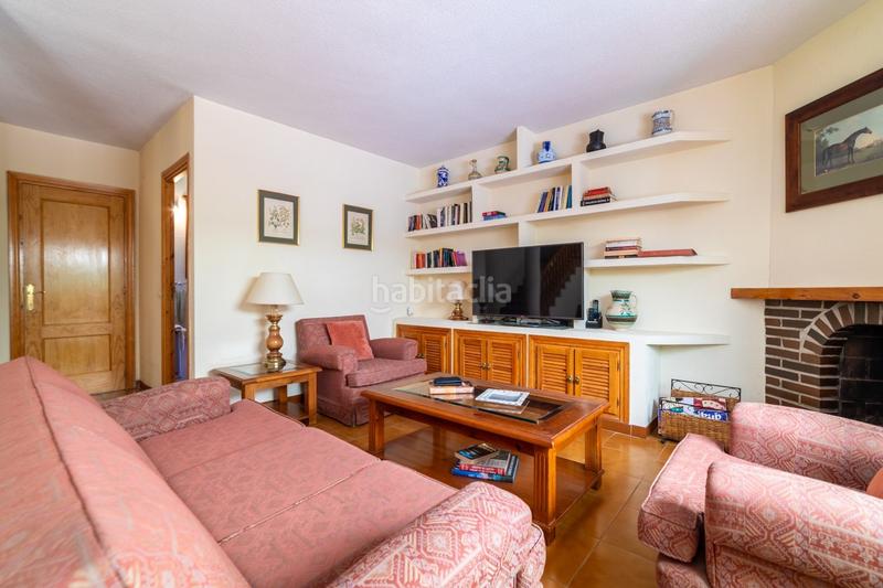 Foto 5f6e2ef9-3615-4809-88c1-27734f6620b0. Chalet  pareado con una bonita parcela , 5 dormitorios , 3 baños, porche , terraza , jardín y garaje en Moralzarzal