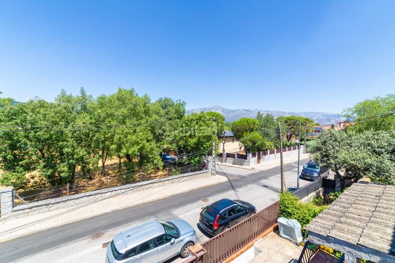 Foto 6113c3cb-142e-46be-8ab8-f26eb999da64. Chalet  pareado con una bonita parcela , 5 dormitorios , 3 baños, porche , terraza , jardín y garaje en Moralzarzal