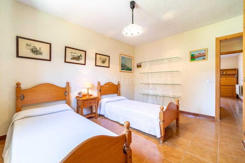 Foto 65a2641f-2c87-4c5c-bbd0-babf73ada67c. Chalet  pareado con una bonita parcela , 5 dormitorios , 3 baños, porche , terraza , jardín y garaje en Moralzarzal