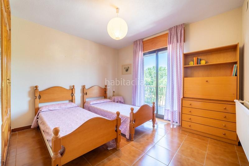Foto 69d2aa03-2eb9-4ad9-ae0c-73c38adea092. Chalet  pareado con una bonita parcela , 5 dormitorios , 3 baños, porche , terraza , jardín y garaje en Moralzarzal