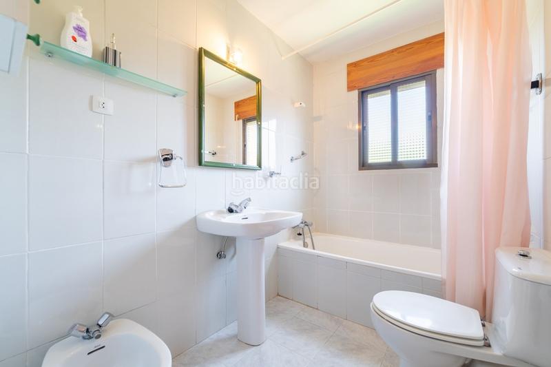 Foto 7fe21ab3-5005-48e2-945c-e2e582629ab7. Chalet  pareado con una bonita parcela , 5 dormitorios , 3 baños, porche , terraza , jardín y garaje en Moralzarzal