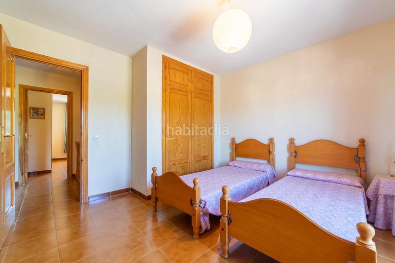 Foto 8022eaf4-5ba3-419f-a4f1-c9772fbbd0d3. Chalet  pareado con una bonita parcela , 5 dormitorios , 3 baños, porche , terraza , jardín y garaje en Moralzarzal