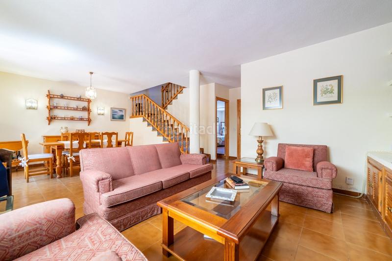 Foto 852765e9-ac56-4ef5-9019-6be00b50811e. Chalet  pareado con una bonita parcela , 5 dormitorios , 3 baños, porche , terraza , jardín y garaje en Moralzarzal