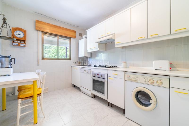 Foto 89c9787b-8303-4e0c-bed5-22b64e0e1501. Chalet  pareado con una bonita parcela , 5 dormitorios , 3 baños, porche , terraza , jardín y garaje en Moralzarzal
