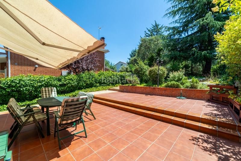 Foto 92a16a70-1521-4bb9-aaef-6db9c8500ffd. Chalet  pareado con una bonita parcela , 5 dormitorios , 3 baños, porche , terraza , jardín y garaje en Moralzarzal