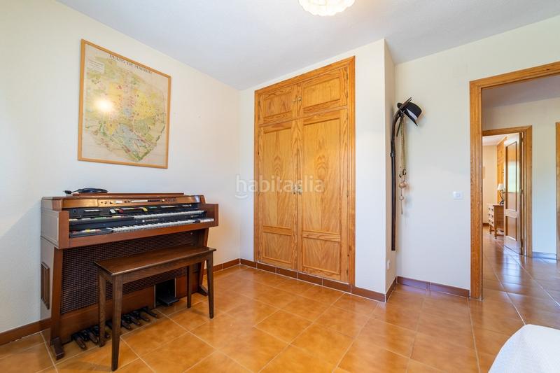 Foto a44947a9-598c-4929-82ae-04437e65c05f. Chalet  pareado con una bonita parcela , 5 dormitorios , 3 baños, porche , terraza , jardín y garaje en Moralzarzal