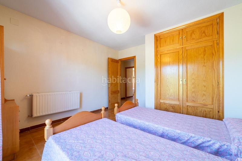 Foto a98d6f1d-e8b6-4a8e-a55f-3add961e3410. Chalet  pareado con una bonita parcela , 5 dormitorios , 3 baños, porche , terraza , jardín y garaje en Moralzarzal