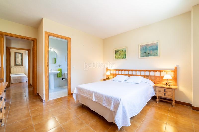 Foto b190cd63-35fd-4720-aad7-7fbe740a1e61. Chalet  pareado con una bonita parcela , 5 dormitorios , 3 baños, porche , terraza , jardín y garaje en Moralzarzal