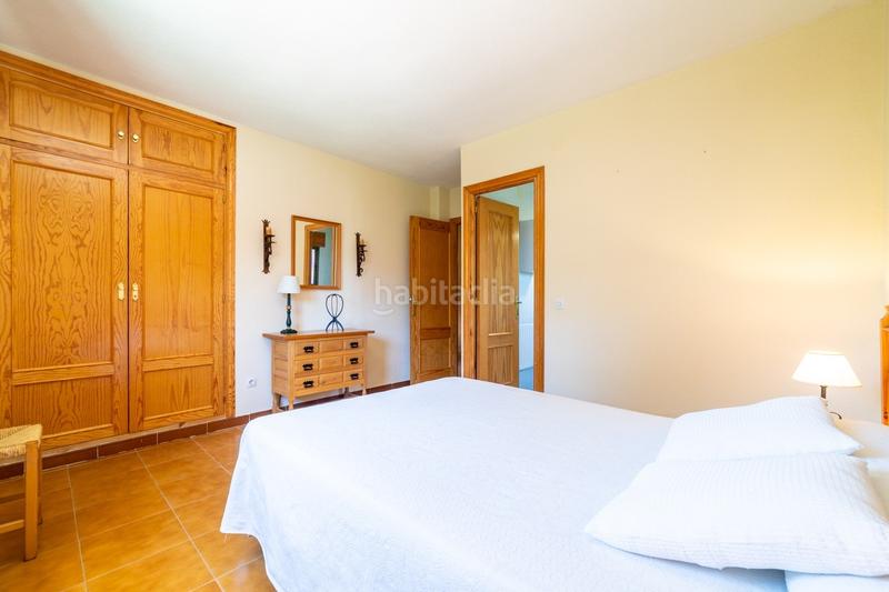 Foto c790bdb6-0516-4939-a0f4-827f801e2783. Chalet  pareado con una bonita parcela , 5 dormitorios , 3 baños, porche , terraza , jardín y garaje en Moralzarzal