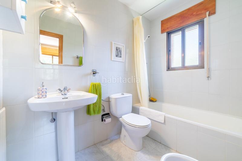 Foto cc7b1a42-b318-4868-bcbf-3b583e084a6c. Chalet  pareado con una bonita parcela , 5 dormitorios , 3 baños, porche , terraza , jardín y garaje en Moralzarzal