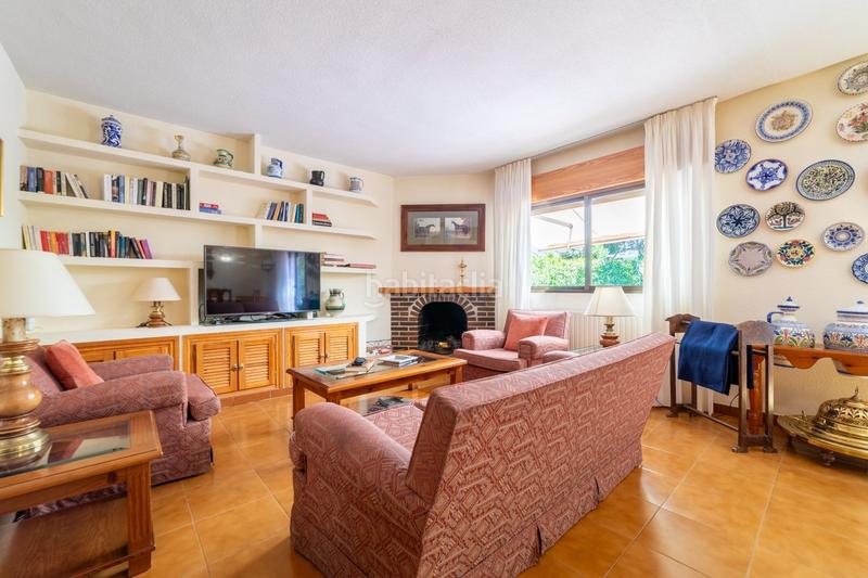 Foto cf277455-e495-4d7d-bfe4-eddb87986c12. Chalet  pareado con una bonita parcela , 5 dormitorios , 3 baños, porche , terraza , jardín y garaje en Moralzarzal