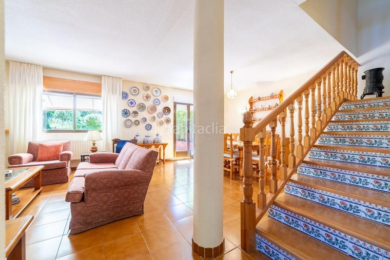 Foto d1f0fada-ee83-488b-8473-1a636446ebf7. Chalet  pareado con una bonita parcela , 5 dormitorios , 3 baños, porche , terraza , jardín y garaje en Moralzarzal