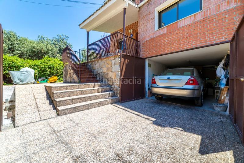 Foto db66fdc6-abf9-42dc-8e7e-ed6dca8b2ebe. Chalet  pareado con una bonita parcela , 5 dormitorios , 3 baños, porche , terraza , jardín y garaje en Moralzarzal