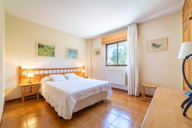Foto e470b041-189d-4dc5-be4f-f4cf9e58d0ac. Chalet  pareado con una bonita parcela , 5 dormitorios , 3 baños, porche , terraza , jardín y garaje en Moralzarzal