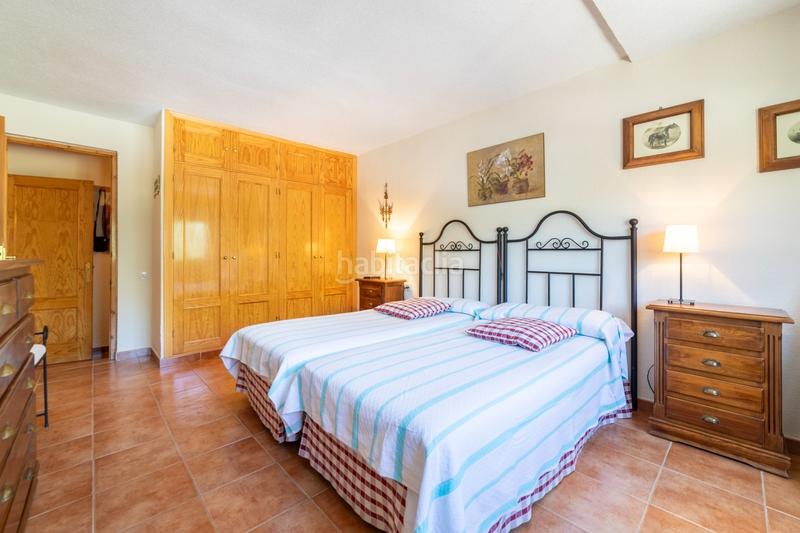 Foto e67854e1-0bb8-4558-926f-e61050227647. Chalet  pareado con una bonita parcela , 5 dormitorios , 3 baños, porche , terraza , jardín y garaje en Moralzarzal
