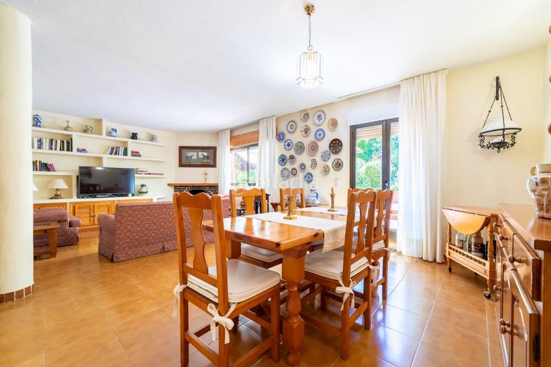 Foto f51c7f20-25a5-4439-9c7c-d6d6bcf17580. Chalet  pareado con una bonita parcela , 5 dormitorios , 3 baños, porche , terraza , jardín y garaje en Moralzarzal