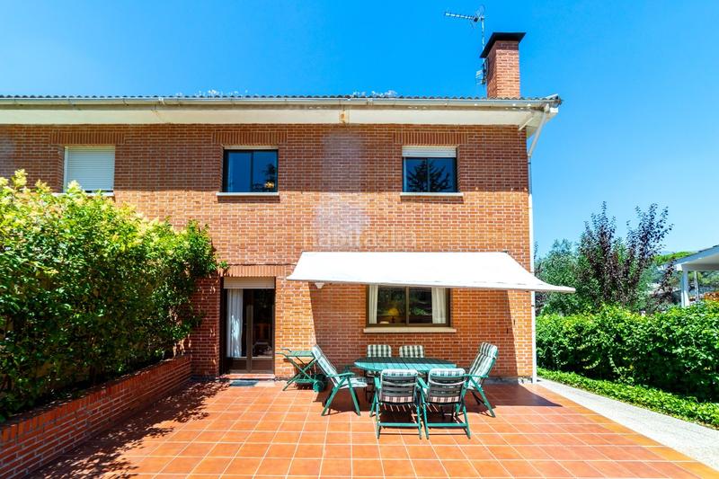 Foto fecabdde-ae7d-4e66-905d-dedc6a4094bf. Chalet  pareado con una bonita parcela , 5 dormitorios , 3 baños, porche , terraza , jardín y garaje en Moralzarzal