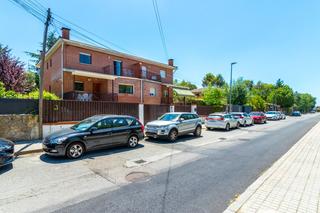 Xalet  Calle de dulcinea. Chalet pareado con una bonita parcela en moralzarzal , 5 dormito