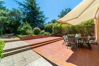 Xalet  Calle de dulcinea. Chalet pareado con una bonita parcela en moralzarzal , 5 dormito