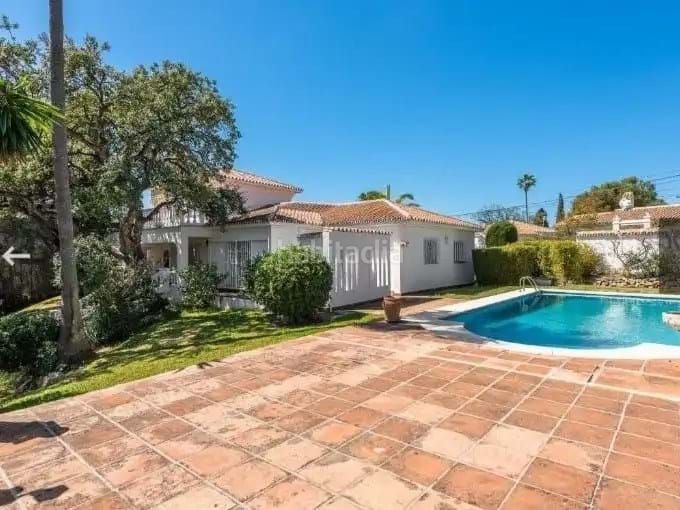 Foto bf3fe6f8-80fd-40fc-84f7-73e046824d95. Chalet en Elviria Marbella