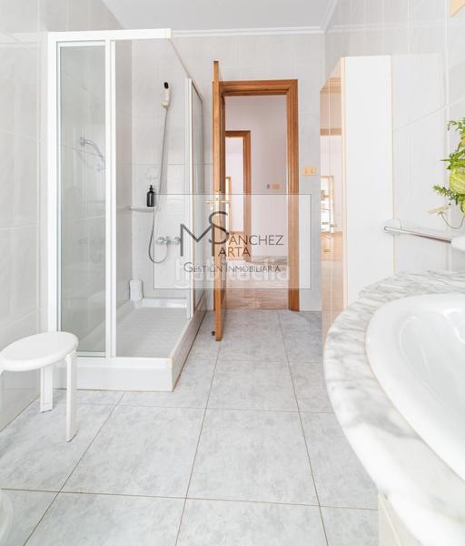 Foto 078a014e-6f5c-4685-94fc-4b0ed77c3687. Chalet avec chauffage parking piscine dans Comesaña - Matamá Vigo