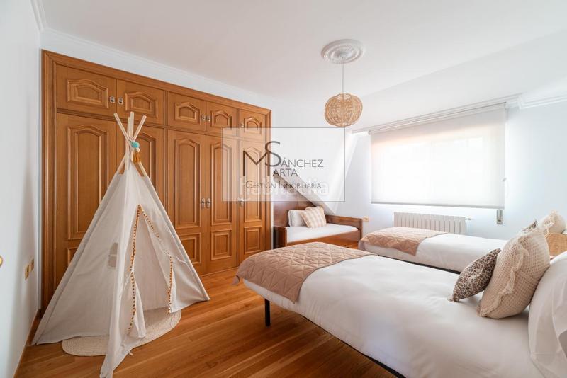 Foto bd279f81-2fc5-4858-9d49-42c7a30fab7e. Chalet avec chauffage parking piscine dans Comesaña - Matamá Vigo