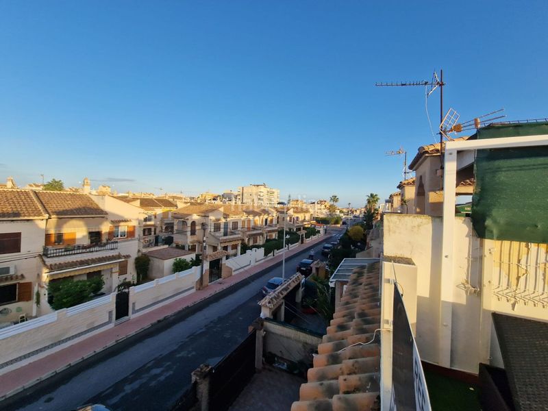 Foto 97d85d7e-a9fe-49d3-b874-35d2256e7fd6. Casa adossada amb calefacció piscina a Aguas Nuevas Torrevieja