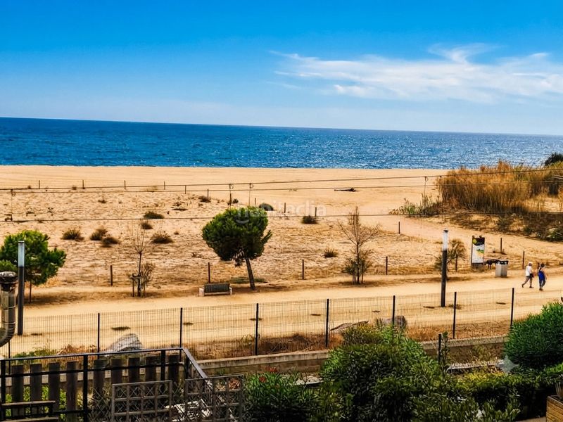 Foto d1dc0709-e5c6-4abb-a217-9d6ed42a39ff. Alquiler piso en primera fila de la playa!! en Canet de Mar