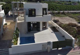 Casa a Calle manuel de falla 38. Villa with excellent location on the coast and golf