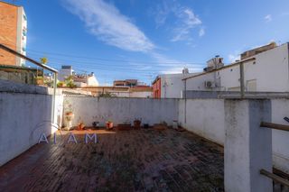 Maison à Calella. Casa en venta con pequeño local en zona comercial
