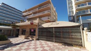 Local commercial  Calle valldebanador. Magnífico local comercial con gran terraza ideal hostelería u oc