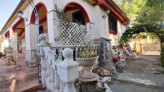 Xalet en Yecla. Chalet con piscina en yecla