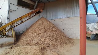 Local Comercial en Yecla. Fabrica de pellets en funcionamiento