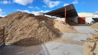 Locale commerciale in Yecla. Fabrica de pellets en funcionamiento
