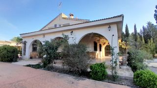 Chalet in Yecla. Encantador chalet con piscina en yecla