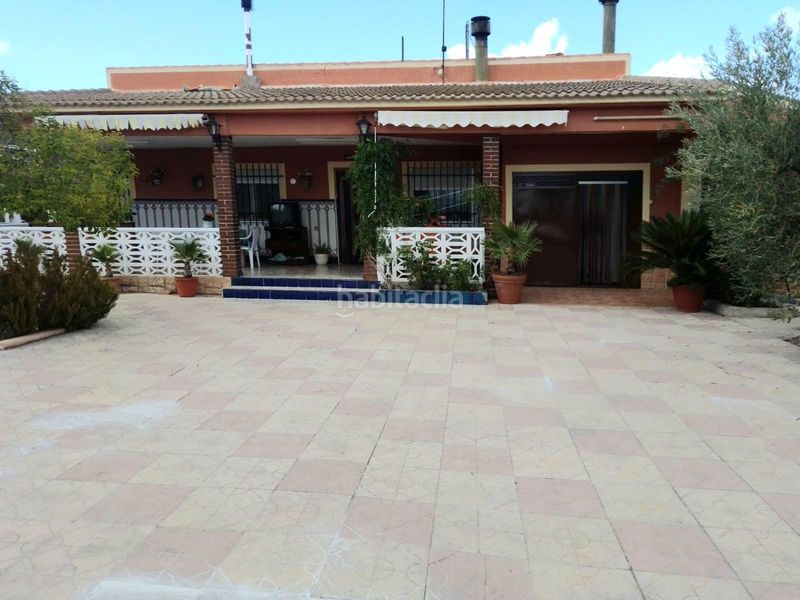 Foto b5ecd694-93a3-4b4b-bfab-059b532257d6. Chalet  con piscina en Yecla