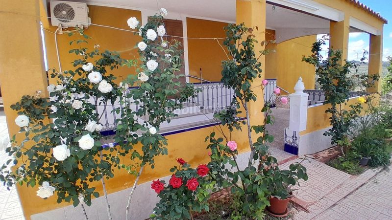 Foto 75541f93-295c-4685-83a5-080631c56d9e. Xalet amb aparcament piscina a Yecla