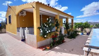 Xalet a Yecla. Chalet con piscina en yecla