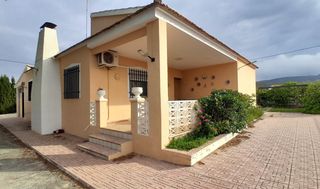 Chalet in Yecla. Chalet con piscina a 2 km de yecla