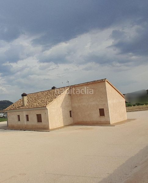 Foto bb83d971-bd61-4eaf-ab82-d462f59e7ccf. Xalet amb aparcament a Yecla