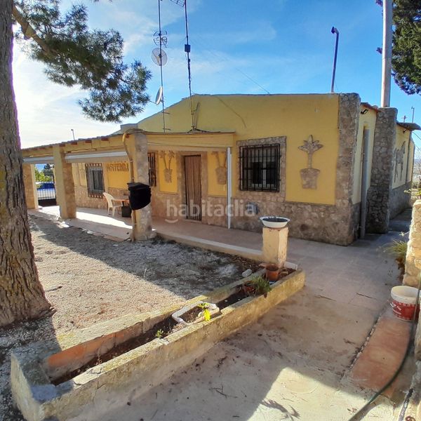 Foto 2eac5265-ebc4-4164-a0d5-c3fa081e83e5. Casa amb aparcament a Yecla