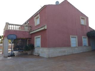 Xalet a Yecla. Chalet con piscina a 400 mts de yecla