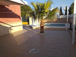 Chalet en Yecla. Chalet con piscina a 400 mts de yecla