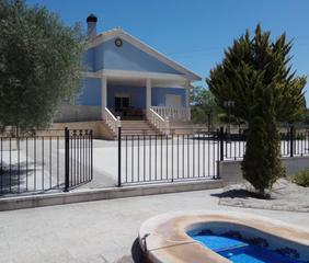 Xalet a Yecla. Precioso chalet con piscina en yecla