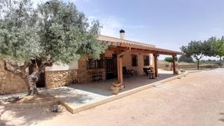 Xalet a Yecla. Chalet con encanto a 3 km de  yecla