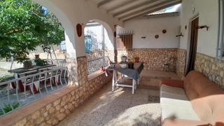 Xalet a Yecla. Chalet con piscina a 8 km de yecla junto a la montaña