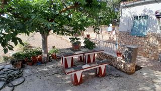 Chalet en Yecla. Chalet con piscina a 8 km de yecla junto a la montaña