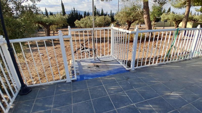 Foto e9e9634a-5d00-48e5-b399-16ff08997cde. Chalet  con piscina en Yecla